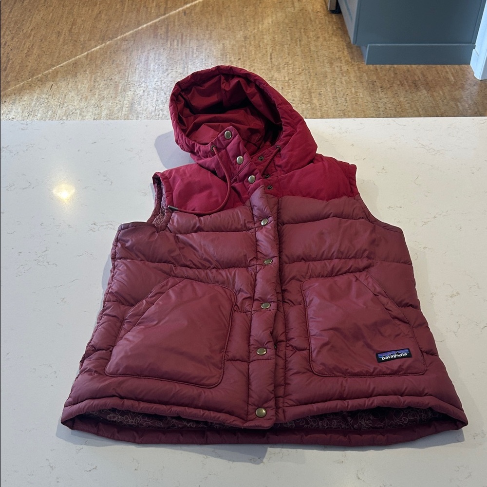 Patagonia Women's Bivy Hooded Vest burgundy Large Perfect